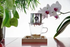 Vietnamesisches Kaffee-Starterset VietBeans Gemahlen - 2 X 250g Gemahlener Röstkaffee + Filter (Phin) + Gez. Kondensmilch 11 Vietnamesisches Kaffee-Starterset VietBeans Gemahlen - 2 X 250g Gemahlener Röstkaffee + Filter (Phin) + Gez. Kondensmilch -Espresso Store 485d1f83d7f3fe11c2b7acb87c1ea827